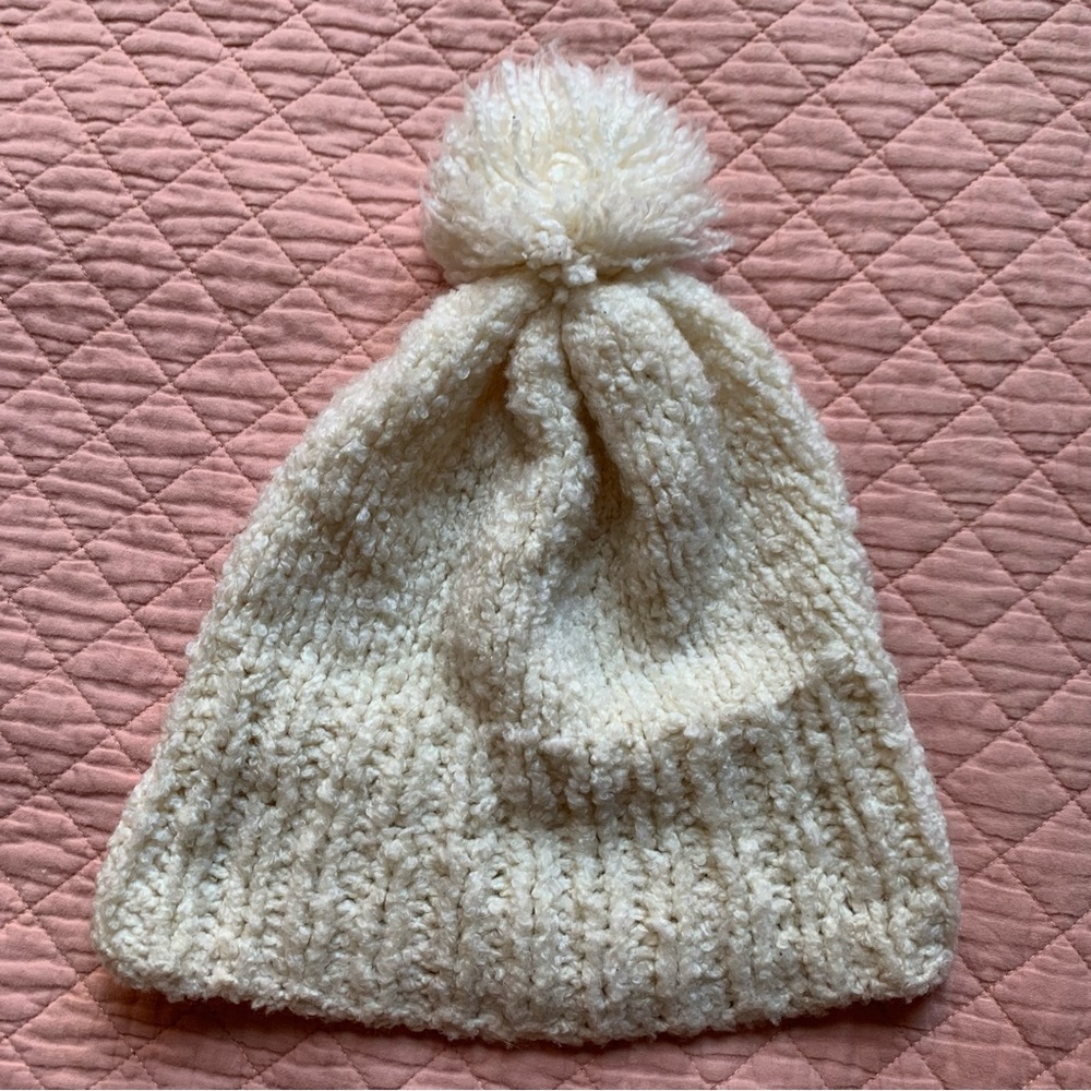 VINTAGE - Unique classic White hand-knit white wool toque with pompom on top